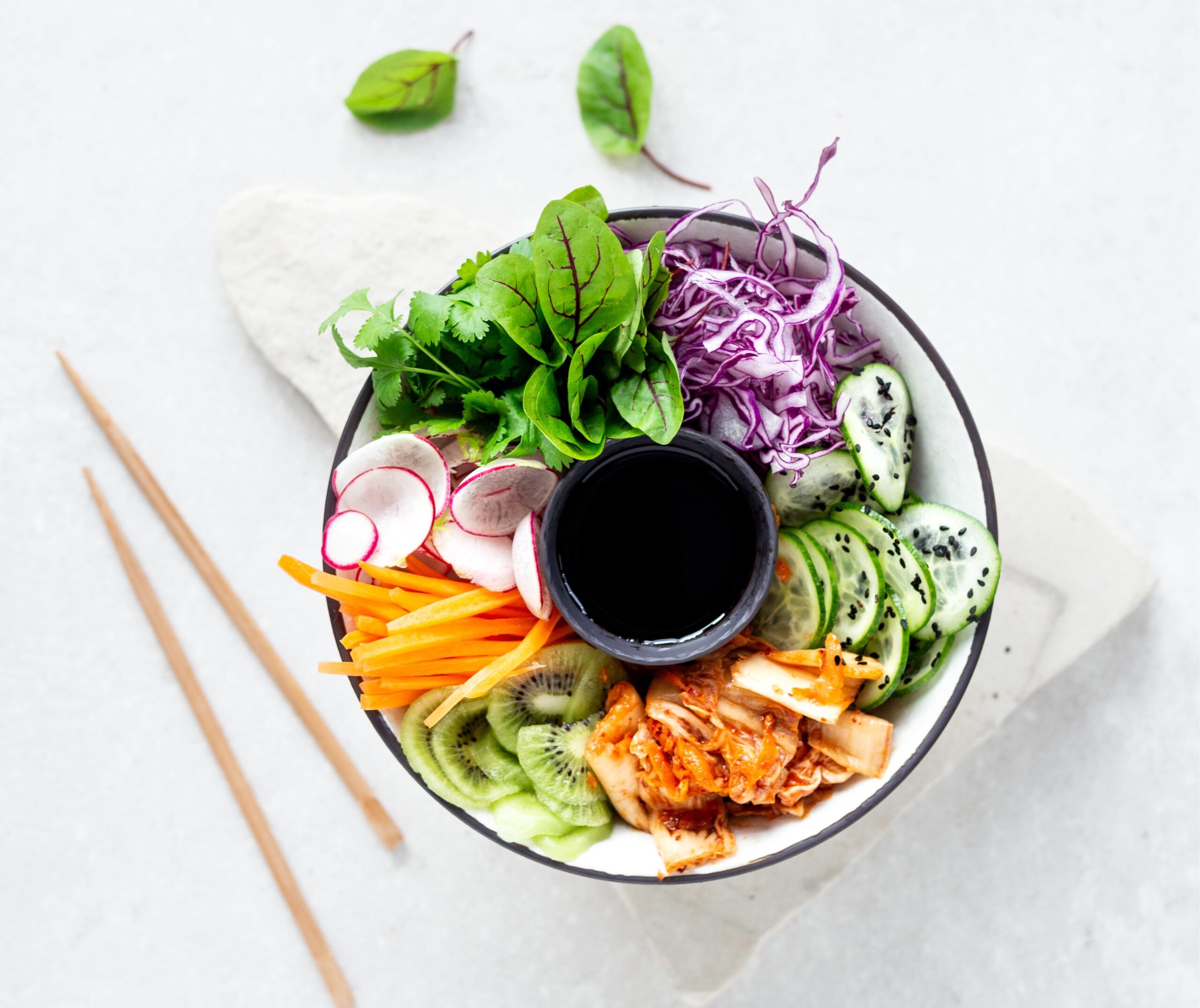 Read more about the article Bowl z kimchi z sezonowymi warzywami