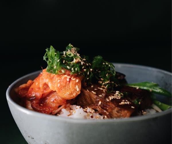 Read more about the article Bowl z pieczonym żebrem w zalewie kimchi a w wersji wege z marynowanym bakłażanem