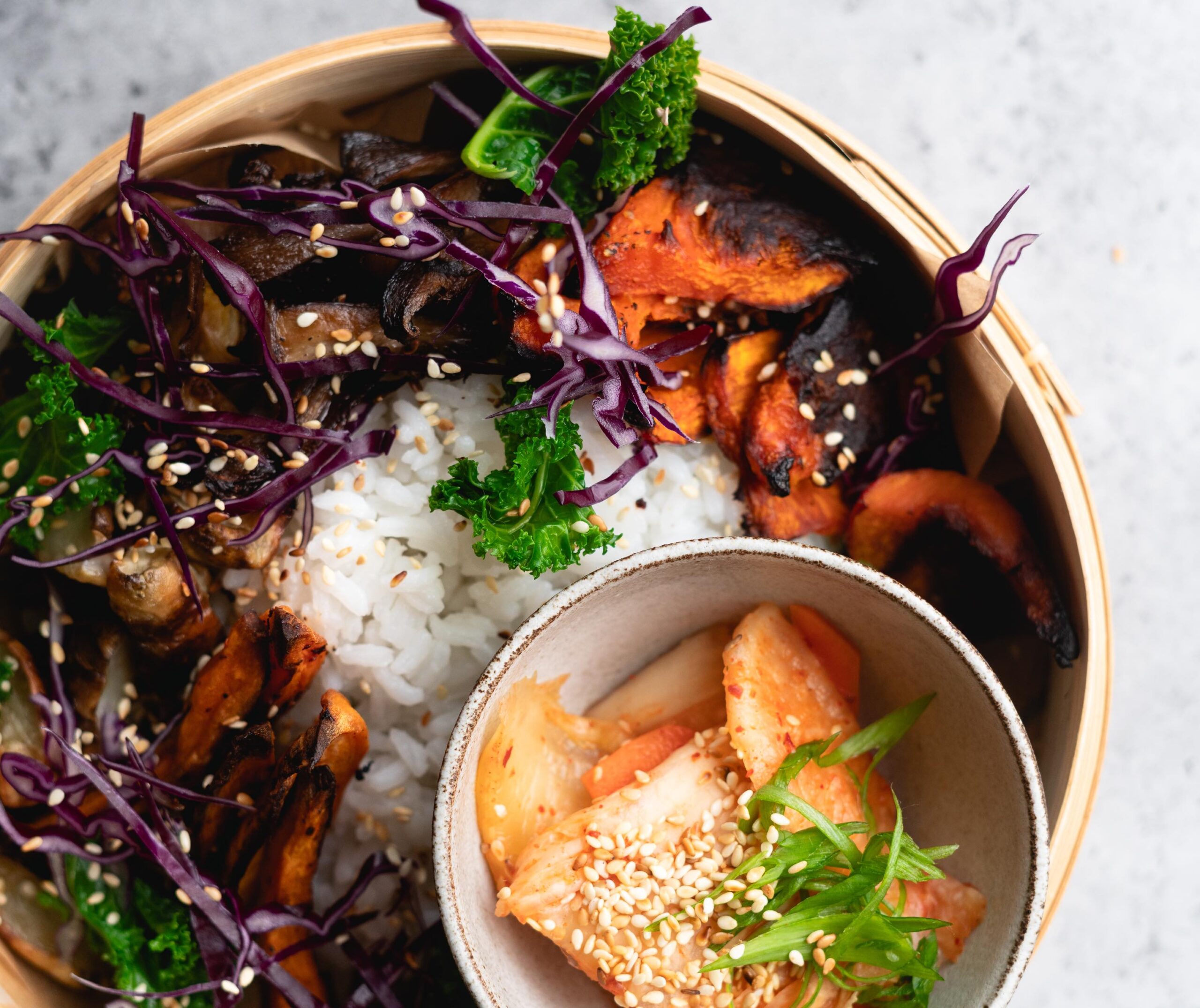 Read more about the article Zimowy bowl z pieczonymi warzywami i kimchi