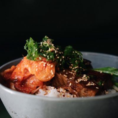 Bowl z pieczonym żebrem w zalewie kimchi a w wersji wege z marynowanym bakłażanem